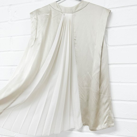 Chic Beige V-Neck Blouse - Picture 4 of 4